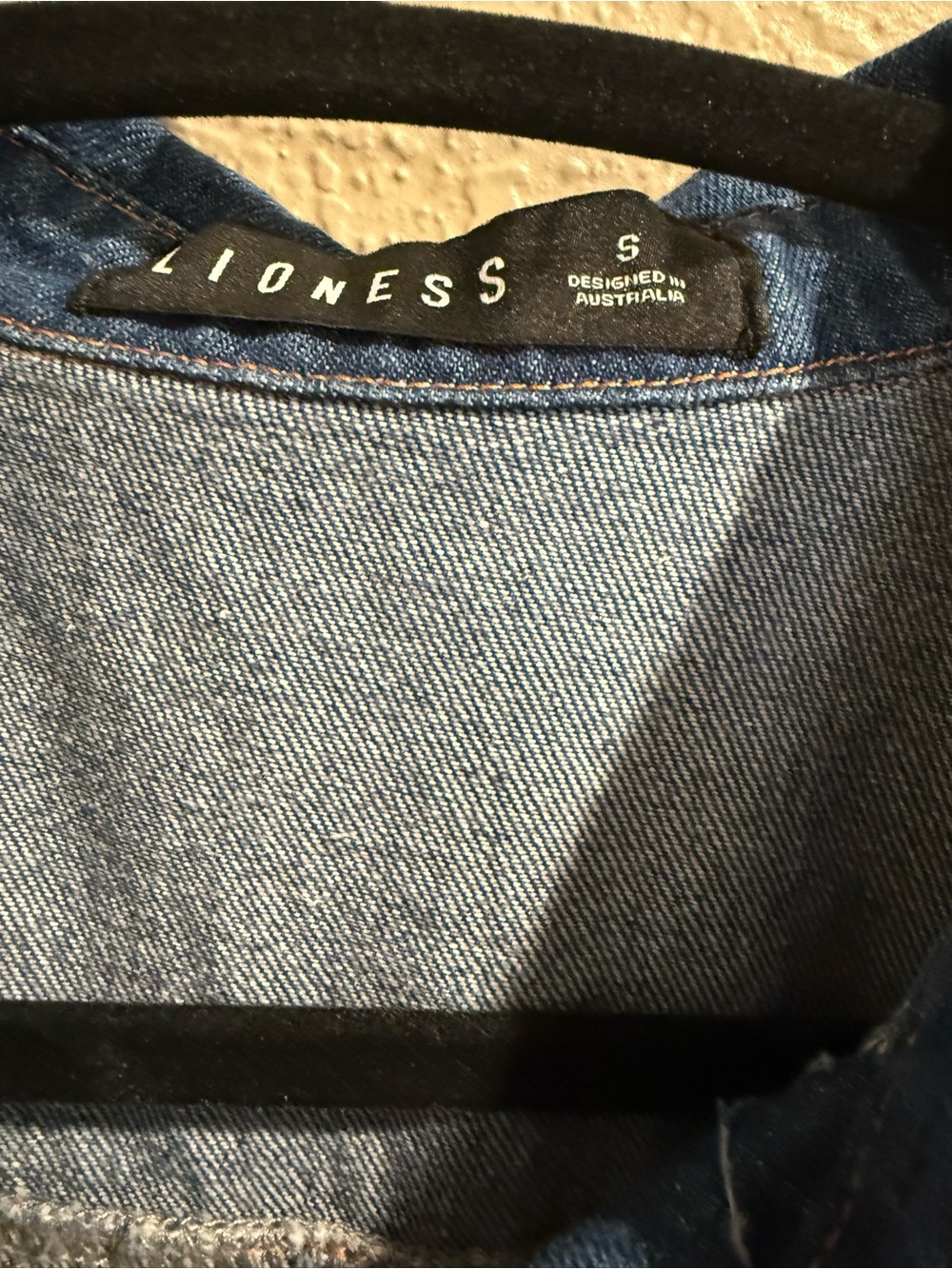 NWOT Small Lioness Off Duty Dark Blue Denim Button-Up Shirt - Picture 4 of 6